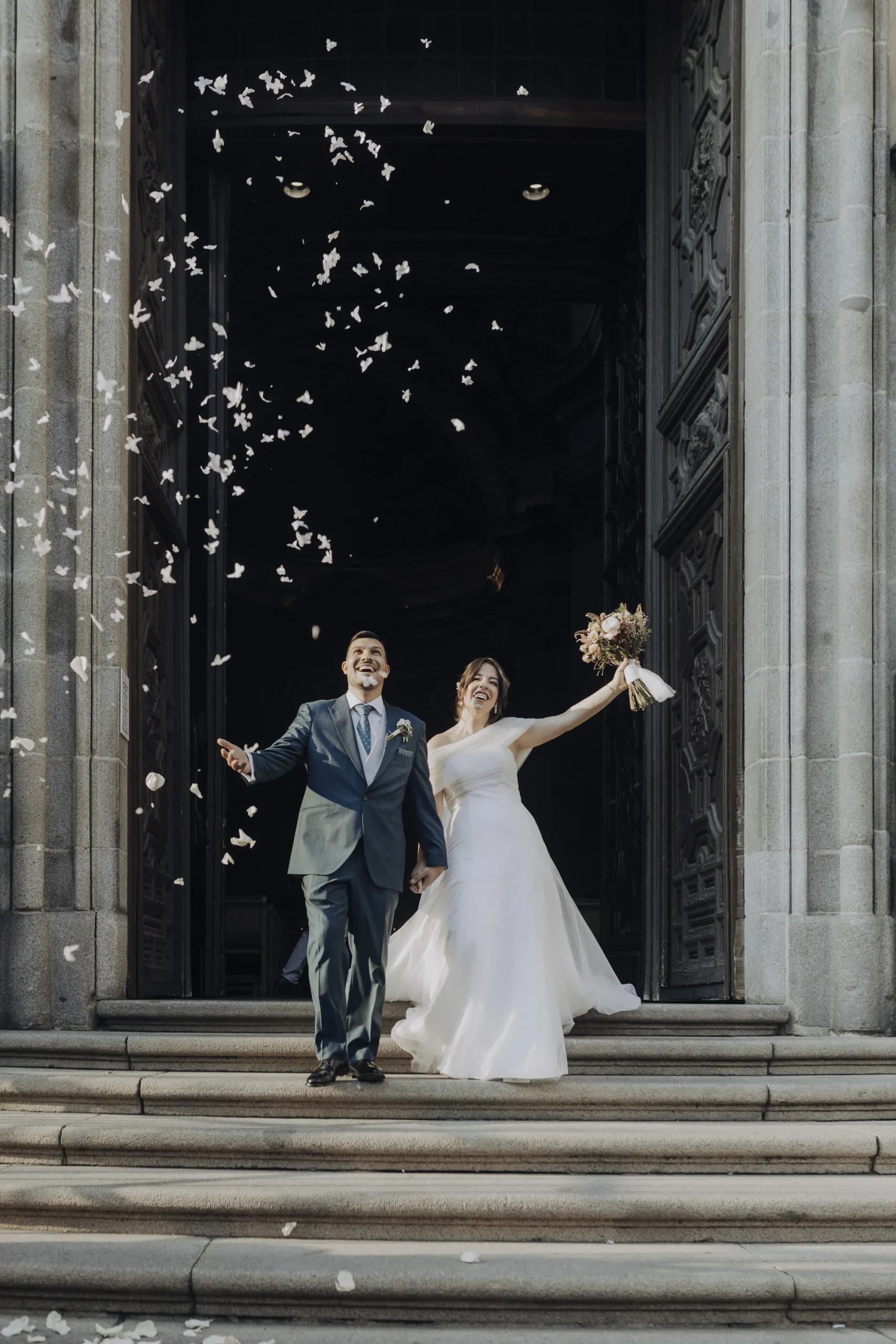 precio fotografo boda, salida novio y novia, arroz y pétalos